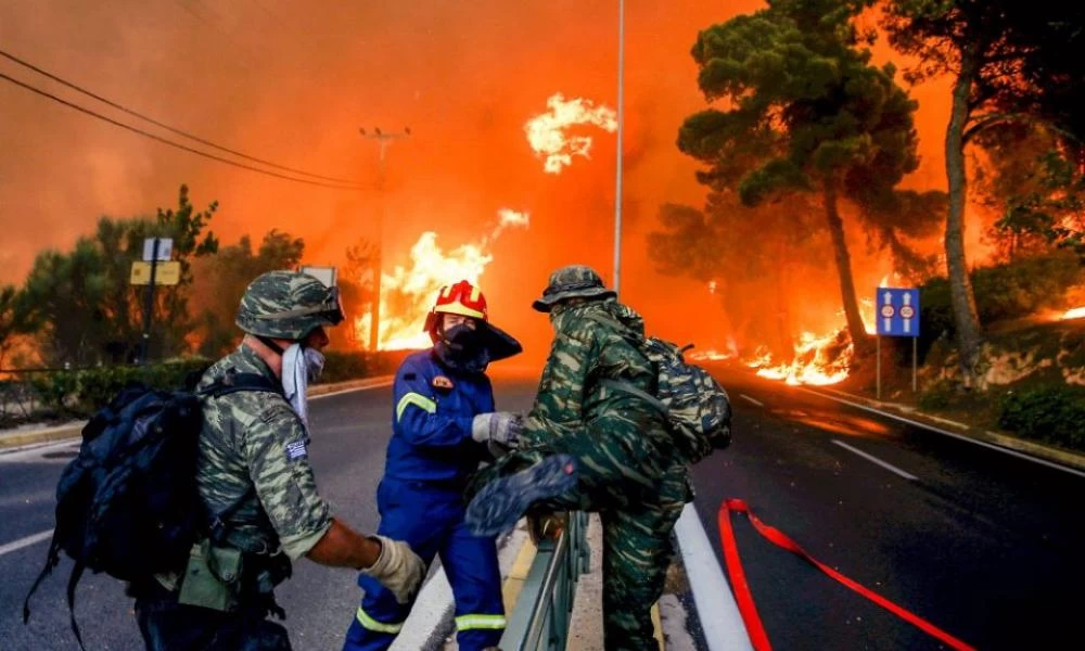 Στην μάχη των καταστροφικών πυρκαγιών οι Ένοπλες Δυνάμεις